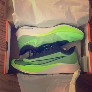 Nike zoom fly 3 (size 9)